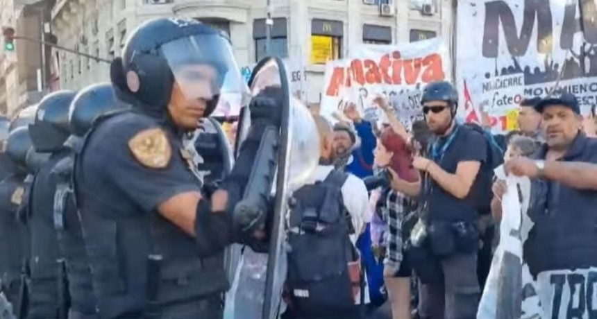 Tensi&oacute;n y caos en el centro porte&ntilde;o: la protesta contra la reforma laboral dej&oacute; un polic&iacute;a herido y m&uacute;ltiples cortes de calles