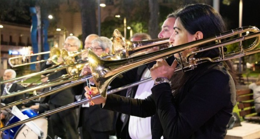 Habrá espectáculos musicales gratuitos para disfrutar de las noches en la plaza Independencia