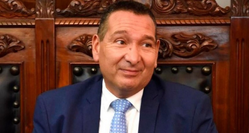 Piden al rector de la UNT informe sobre la licencia de Burgos