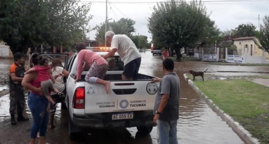 Finca Mayo: desbordó el Canal del Este y asisten a familias afectadas