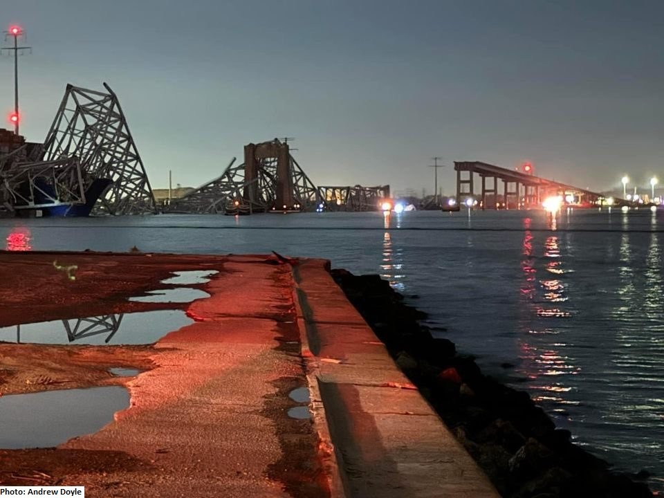 Colapsó un puente en EEUU y decenas de vehículos cayeron al agua