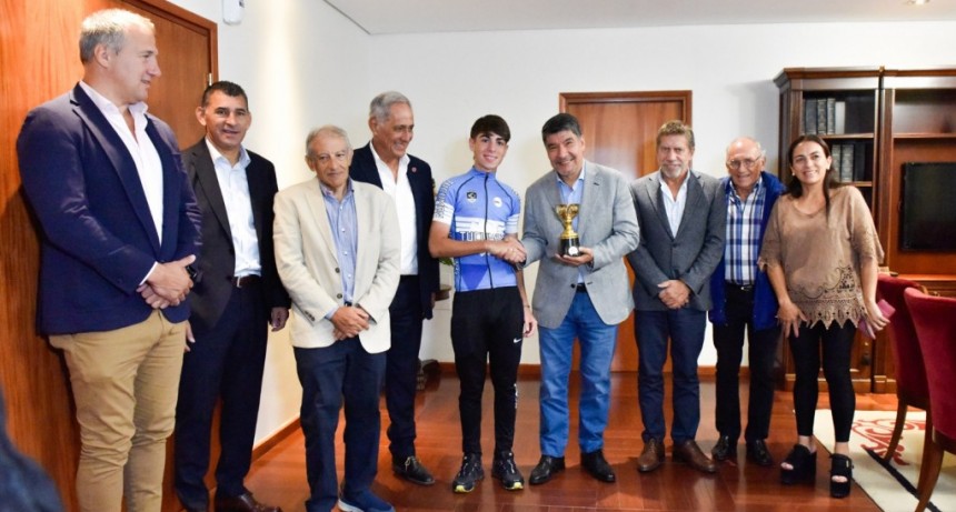La Legislatura reconoci&oacute; a un joven ciclista que competir&aacute; en Espa&ntilde;a