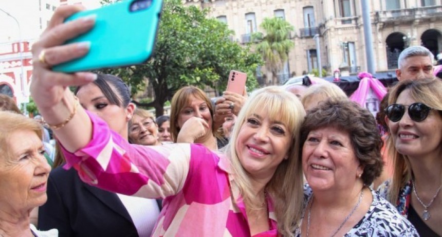 La intendenta Chahla particip&oacute; junto a vecinas del &ldquo;Paseo de la Mujer&rdquo; en la Plaza Independencia