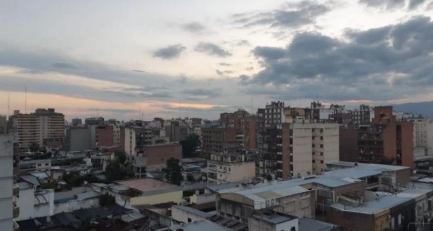 Clima: un d&iacute;a algo nublado y una temperatura m&aacute;xima de 33&deg; se espera para Tucum&aacute;n