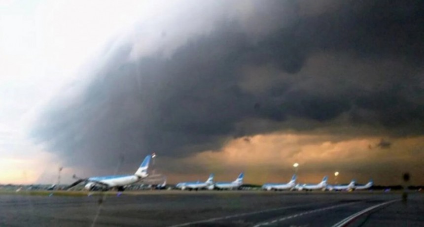 Vuelos demorados en el aeropuerto de Ezeiza por estar bajo alerta roja por actividad el&eacute;ctrica