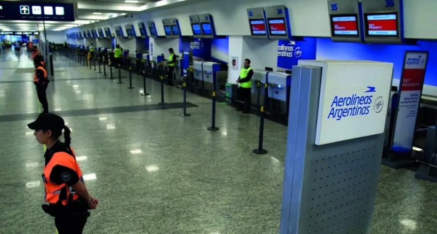 Los sindicatos de pilotos y aeronavegantes realizar&aacute;n un paro en el inicio de Semana Santa