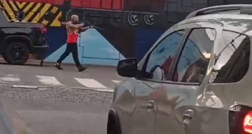 Discuti&oacute; por el tr&aacute;nsito, choc&oacute; a una menor y le dispar&oacute; con una escopeta a los polic&iacute;as