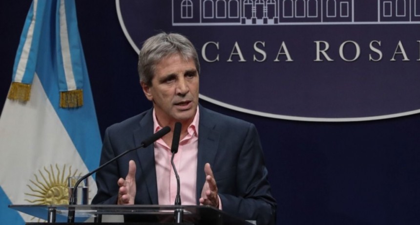 Caputo contra la suba de precios: &ldquo;En un mes van a estar compitiendo con importadores&rdquo;