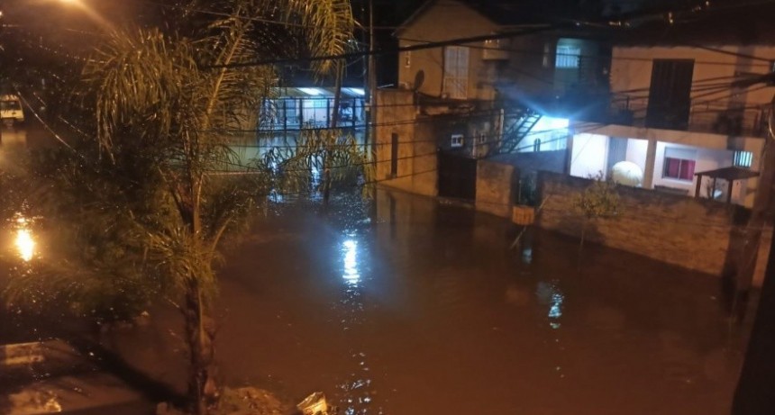 Una v&iacute;ctima fatal, inundaciones y voladura de techos por el temporal en Buenos Aires