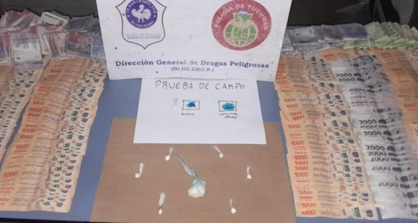 Atrapan a dos presuntos dealers y decomisan drogas