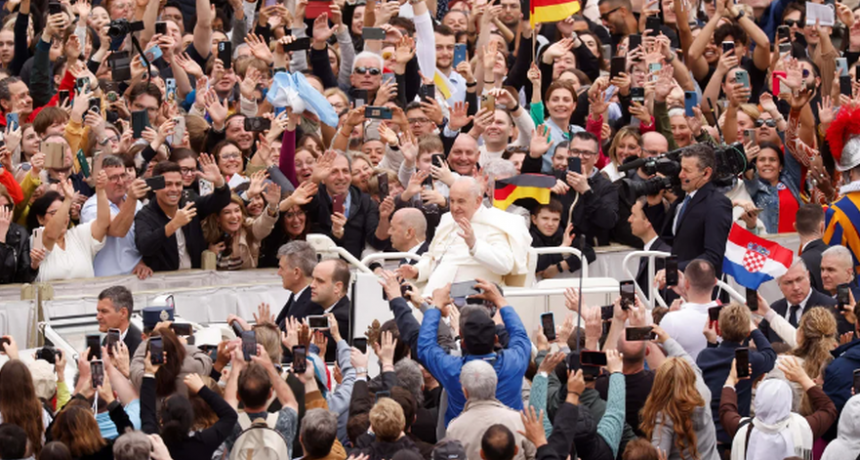 Domingo de Pascua: Francisco, muy activo y arriba del papam&oacute;vil