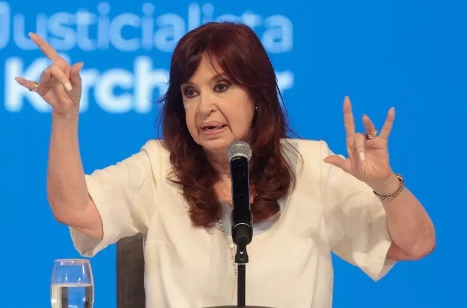 Cristina Kirchner criticó a Javier Milei por acudir al FMI