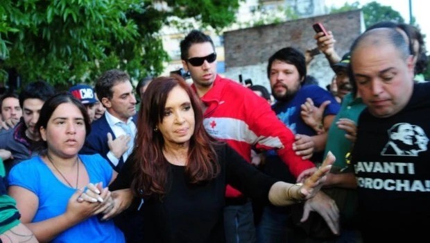 Cristina Kirchner criticó a Javier Milei por no viajar a Bahía Blanca