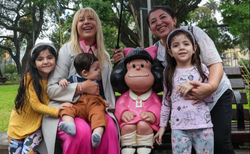 Rossana Chahla descubrió una escultura de Mafalda e instó a las vecinas a que “luchen por sus sueños”