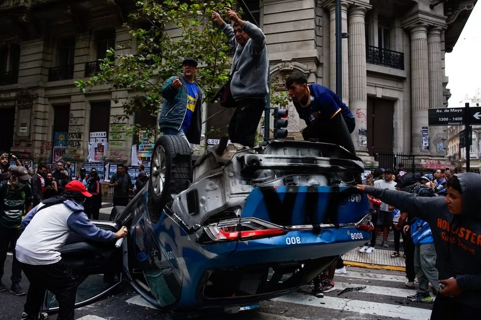 Protesta de jubilados se descontrola: intervención de barras bravas y represión policial en el centro porteño