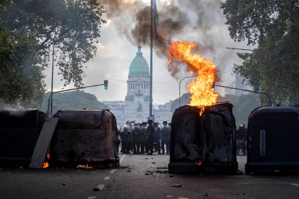 Liberaron a 94 personas que fueron detenidas durante los graves incidentes fuera del Congreso