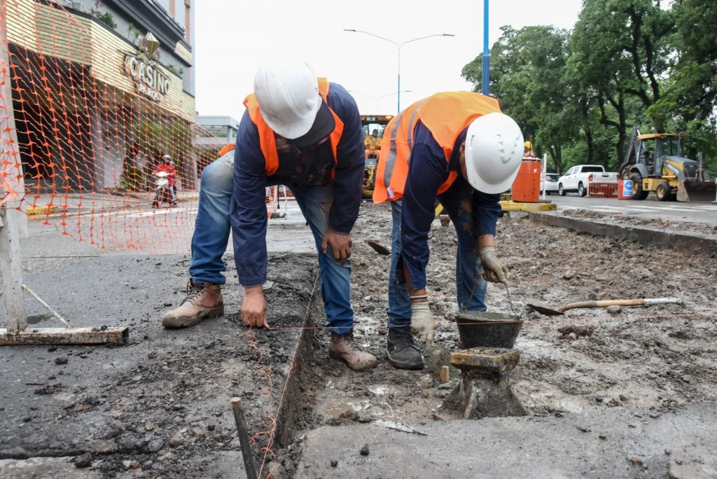 Se realizan trabajos de recuperación del pavimento en distintos sectores de la capital