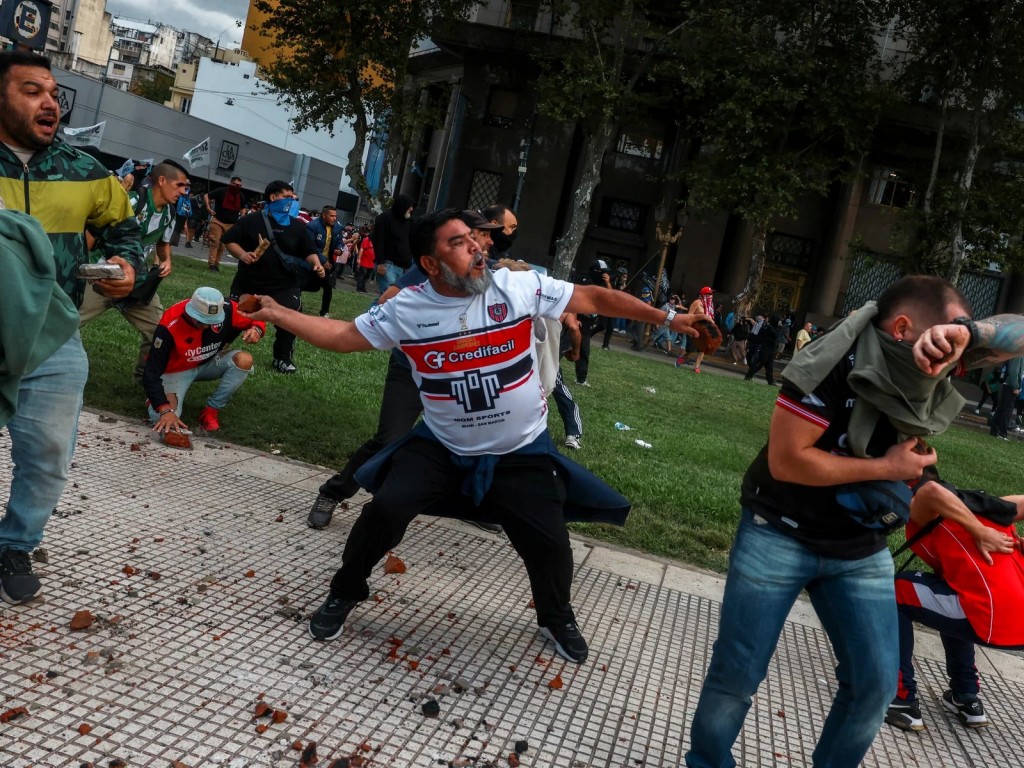 Prohiben el ingreso a estadios a 26 barras detenidos por los incidentes en el Congreso