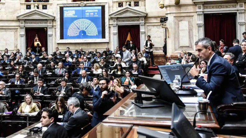 La Cámara de Diputados sesiona para tratar el DNU sobre el FMI en medio de gritos