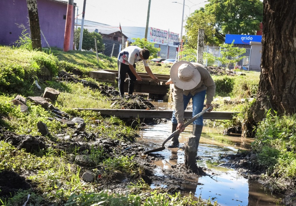 Limpian canales y sistemas de desagüe en distintos puntos de la ciudad