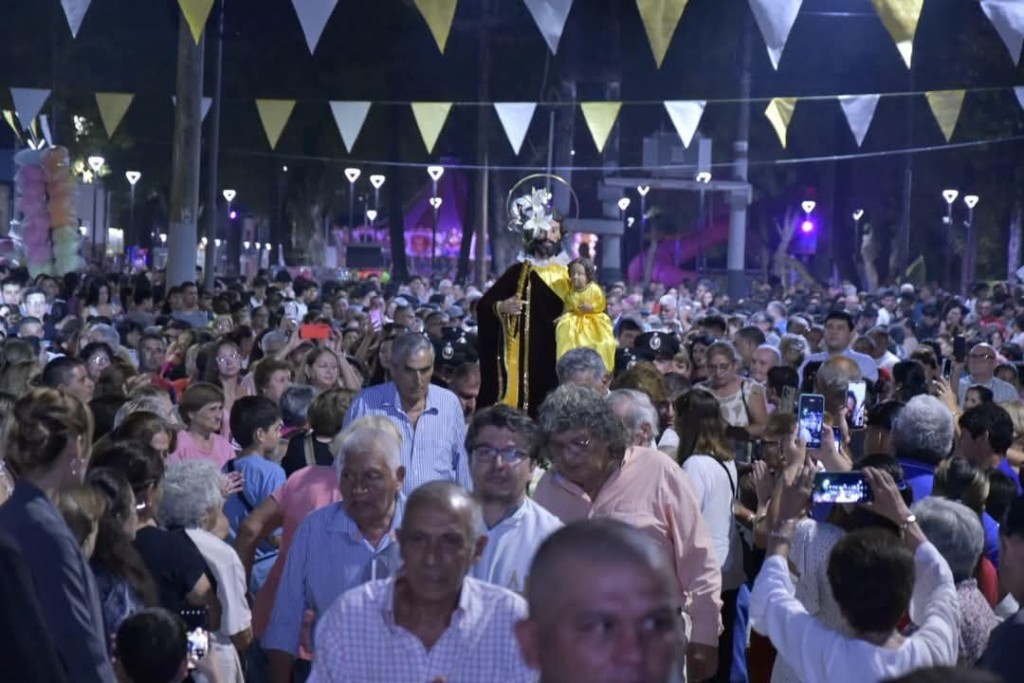 Bella Vista celebró sus fiestas patronales con una emotiva procesión, misa y festival folklórico