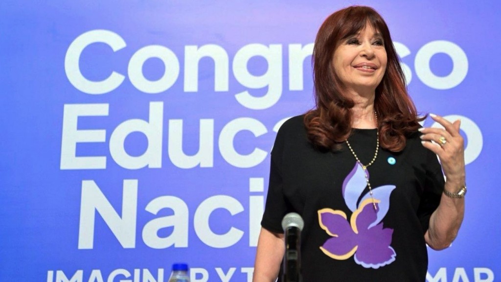 Cristina Kirchner criticó ferozmente a Milei y advirtió sobre una “creciente descomposición institucional” en el país