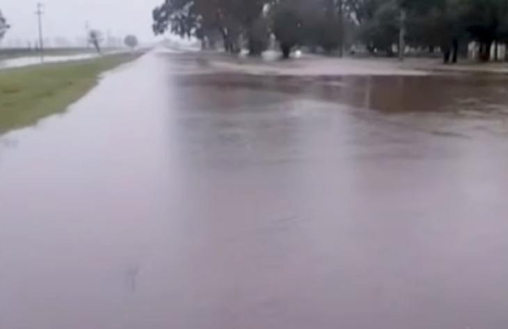 Las lluvias azotaron el sudeste tucumano: anegamientos en Leales, asistencia a familias y tres rutas cortadas