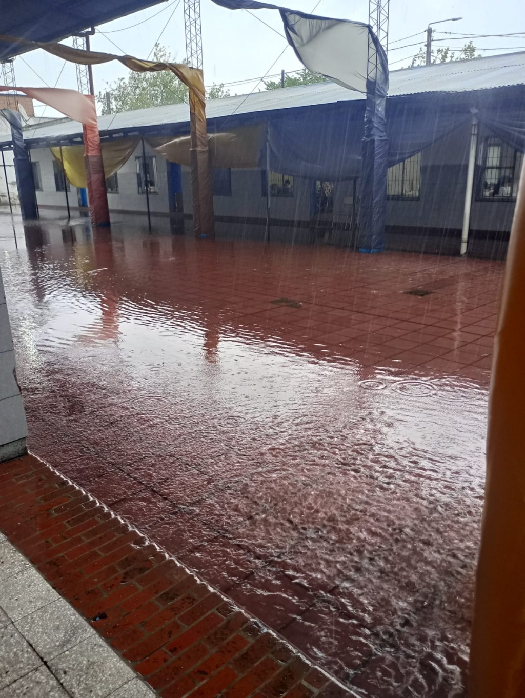 Las lluvias azotaron el sudeste tucumano: anegamientos en Leales, asistencia a familias y tres rutas cortadas