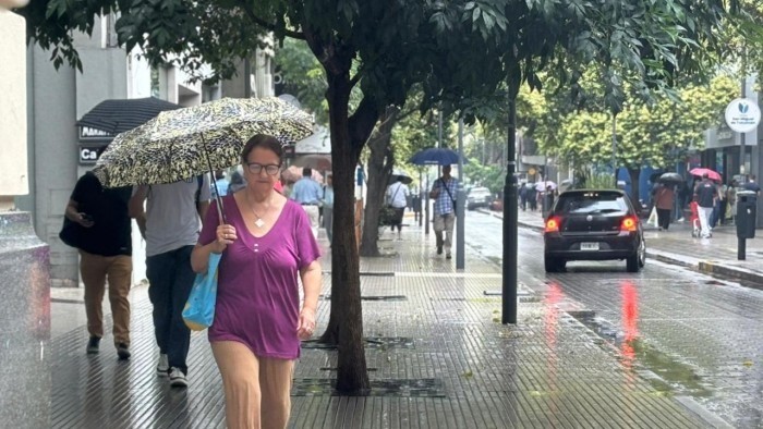 Tafí Viejo: llevaron a cabo tareas de limpieza en el canal ubicado en avenida Perú Sur