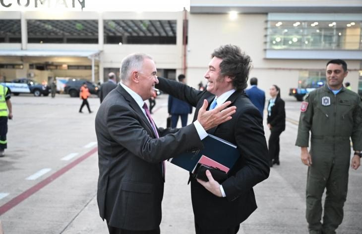 Javier Milei lleg&oacute; a Tucum&aacute;n para participar del FENOA y fue recibido por el gobernador Osvaldo Jaldo