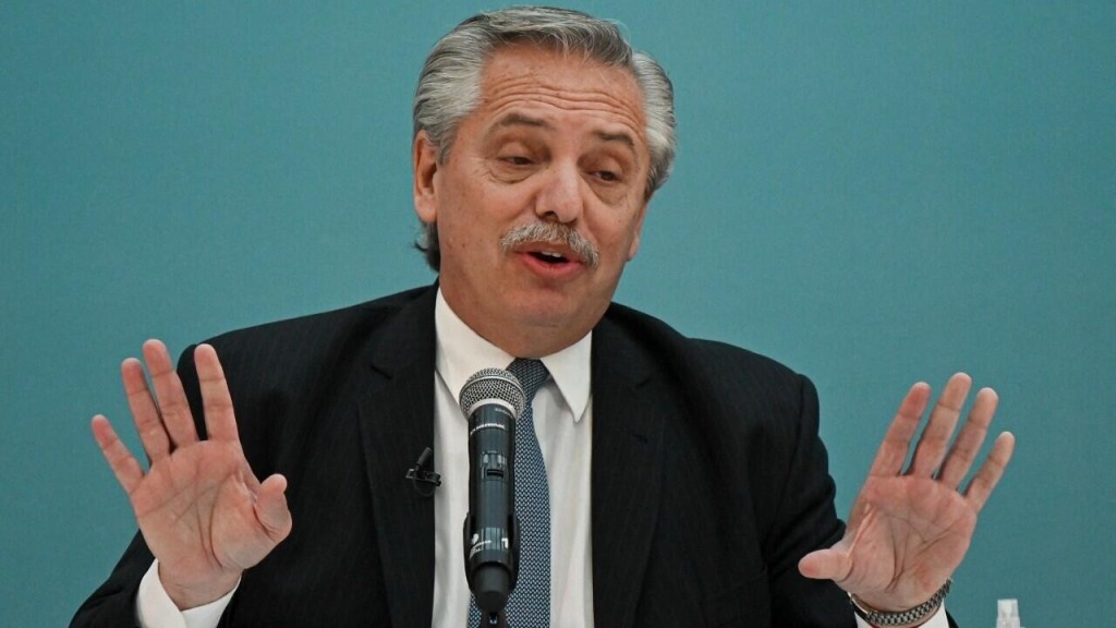 Alberto Fern&aacute;ndez cruz&oacute; a Manuel Adorni por el viaje a Nueva York: "Fue muy cruel juzgando a los dem&aacute;s"