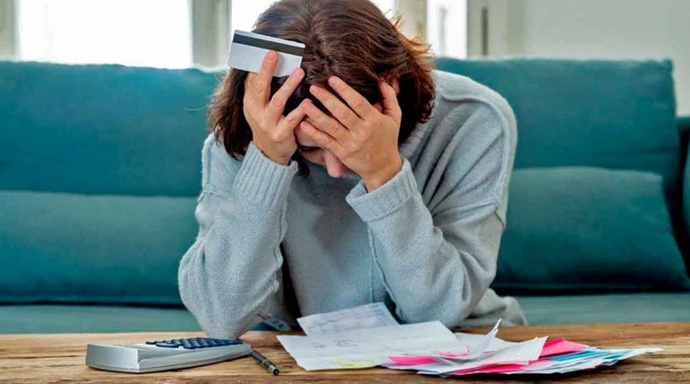 El sueldo no alcanza: 56,4% de los hogares se endeuda y m&aacute;s de la mitad no llega al d&iacute;a 20 del mes