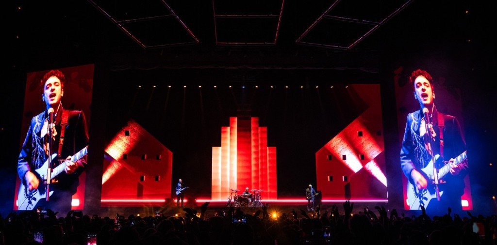 Soda Stereo estren&oacute; "Ecos" con un holograma de Cerati y anunci&oacute; dos nuevas funciones