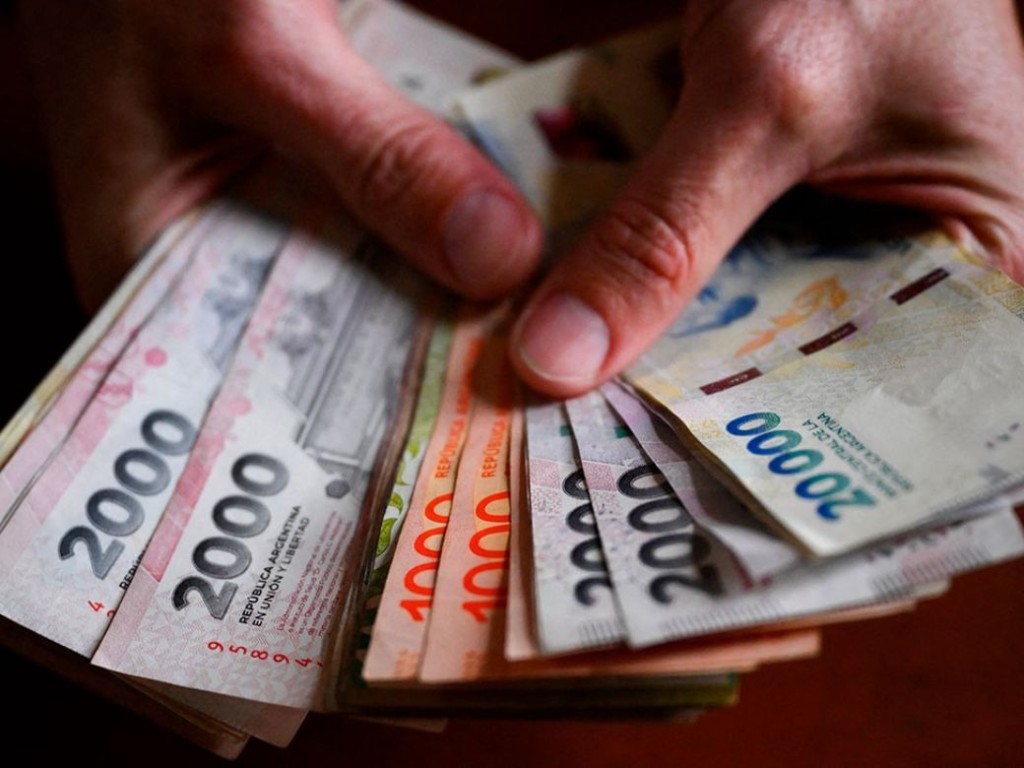 Los salarios subieron 2,5% en enero pero perdieron contra la inflaci&oacute;n: solo el empleo informal le gan&oacute; a los precios