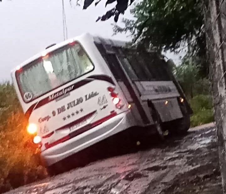 Un colectivo escolar qued&oacute; atrapado en el barro en Los Gucheas y los estudiantes perdieron la jornada: los vecinos lo rescataron con tres tractores