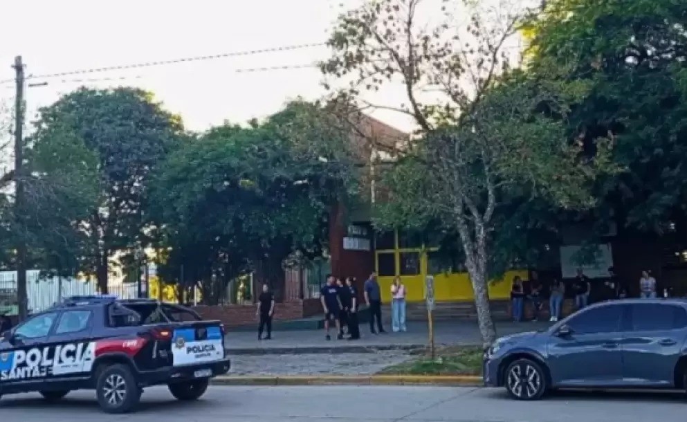 Un estudiante irrumpi&oacute; con una escopeta oculta en un estuche de guitarra y abri&oacute; fuego en una escuela de Santa Fe