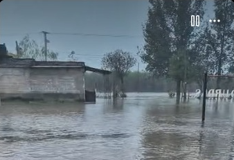 Los Agudos: vecinos volvieron a sufrir la crecida del r&iacute;o Medina tras intensas lluvias en la zona de monta&ntilde;a
