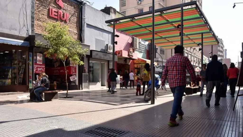 Fin de semana largo en Tucum&aacute;n: qu&eacute; d&iacute;as abren los comercios y cu&aacute;ndo rige el doble pago por feriado