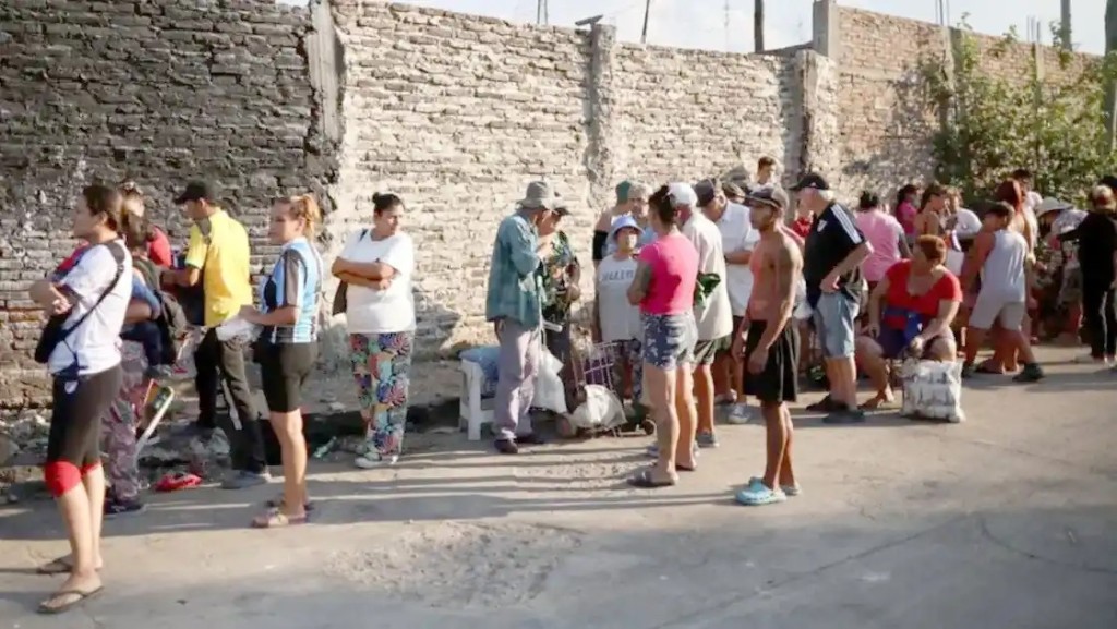 La pobreza baj&oacute; a 28,2% en el segundo semestre de 2025 y afecta a 8,5 millones de argentinos, seg&uacute;n el INDEC