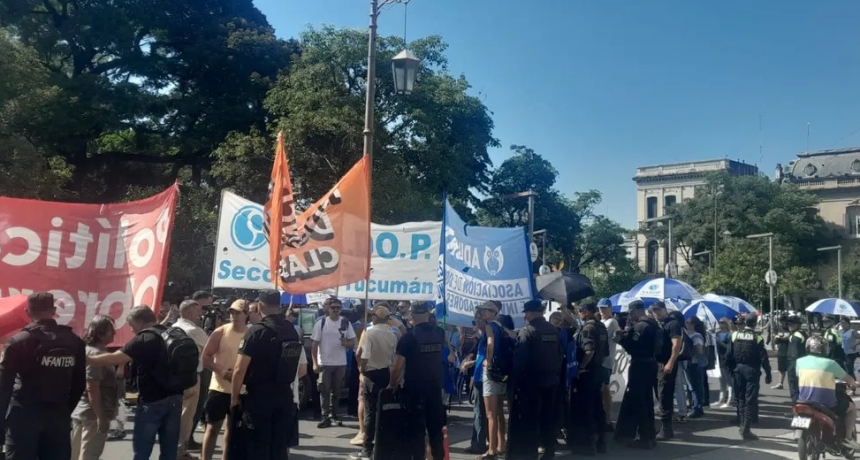 "Plata hay para la Legislatura pero no para la educaci&oacute;n": el duro reclamo de los docentes tucumanos contra los legisladores