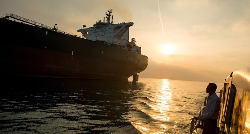 Trump ofrece seguros y escolta militar para garantizar el paso de petroleros por el estrecho de Ormuz en medio de la guerra con Ir&aacute;n