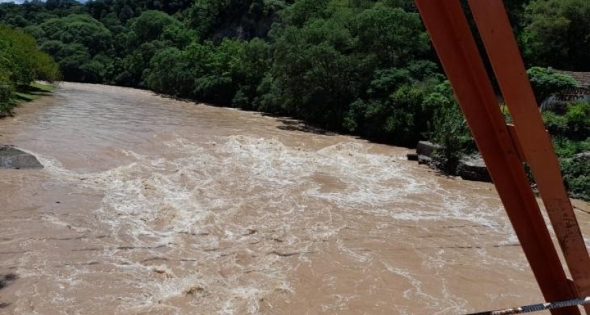 Peligro en los r&iacute;os tucumanos: el Sal&iacute; est&aacute; muy crecido y el dique El Cadillal libera agua con sus compuertas abiertas