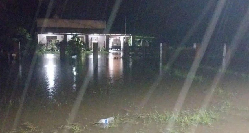 Las lluvias azotaron el sudeste tucumano: anegamientos en Leales, asistencia a familias y tres rutas cortadas
