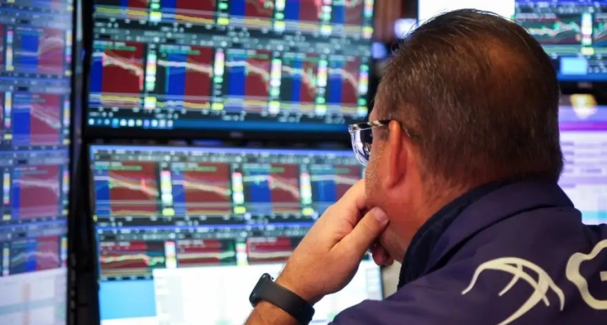 El riesgo pa&iacute;s supera los 600 puntos y los bonos argentinos caen hasta 1,3% por la escalada b&eacute;lica en Medio Oriente