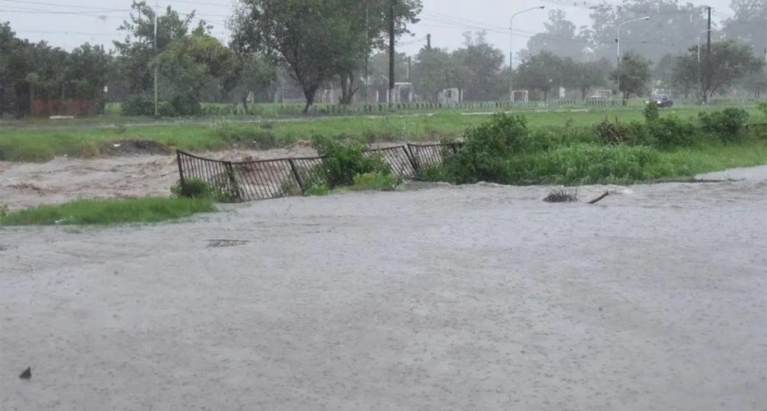 Desborde y evacuaciones en La Madrid: el arroyo El Chileno se sali&oacute; de su cauce tras una noche de lluvias torrenciales