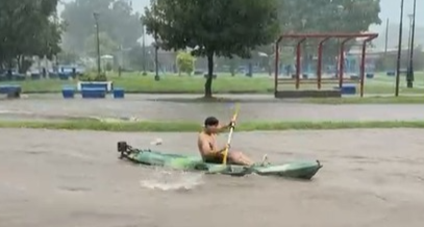 Viral: naveg&oacute; en kayak por la avenida Jujuy en pleno temporal de Tucum&aacute;n y las im&aacute;genes recorren el pa&iacute;s