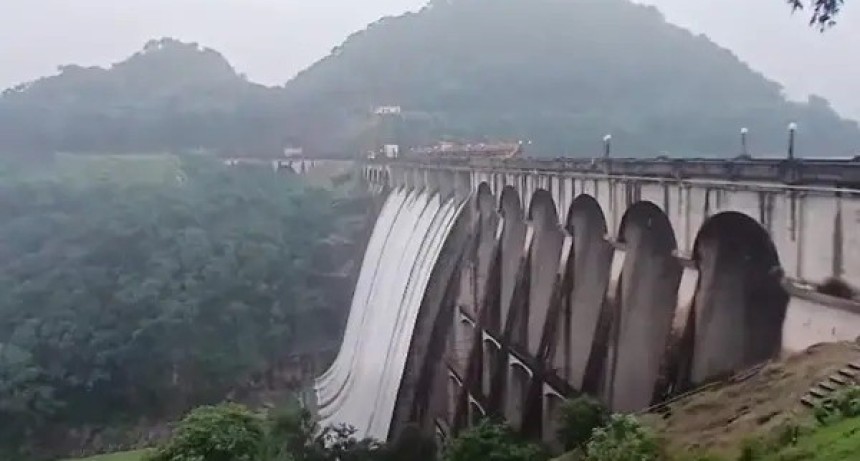El dique Escaba al l&iacute;mite: el agua lleg&oacute; a las compuertas y el sur de Tucum&aacute;n en alerta por posibles desbordes