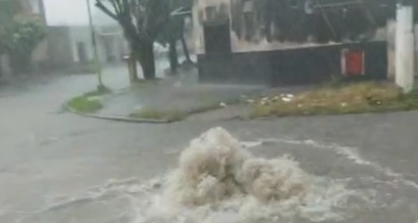 Im&aacute;genes impactantes del temporal en la capital tucumana: la avenida Jujuy, bajo agua y con autos varados