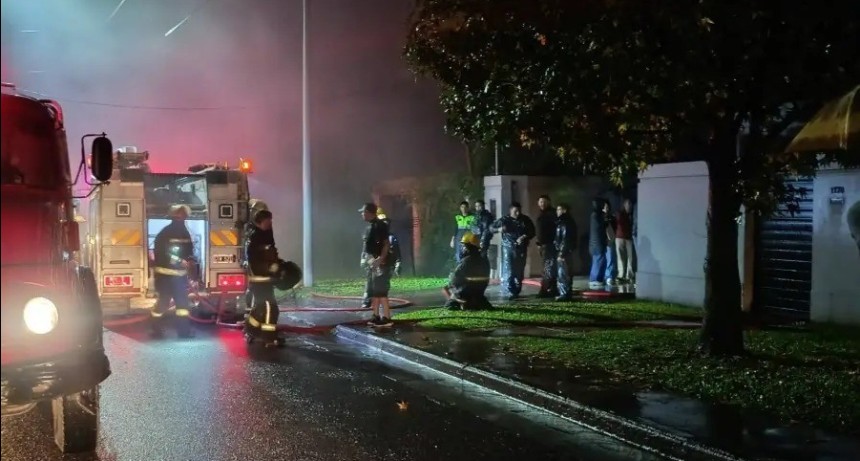 Incendio devastador en Yerba Buena: una casa de gran porte qued&oacute; reducida a escombros y buscan a tres perros desaparecidos