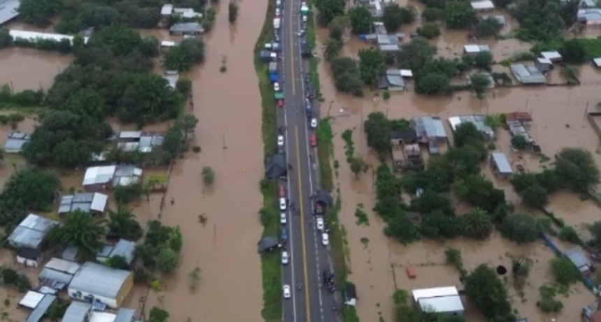 Para salvar La Madrid, rompen la ruta 157: abren un boquete en la calzada para drenar el agua que aneg&oacute; el pueblo